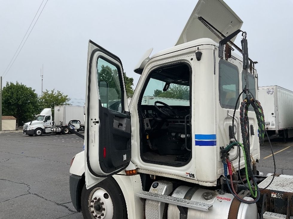 Day Cab Tractor-Heavy Duty Tractors-Freightliner-2019-T12664ST-Plymouth-MI-599,937\n\t\tmiles-$ 30,500 - Image 9