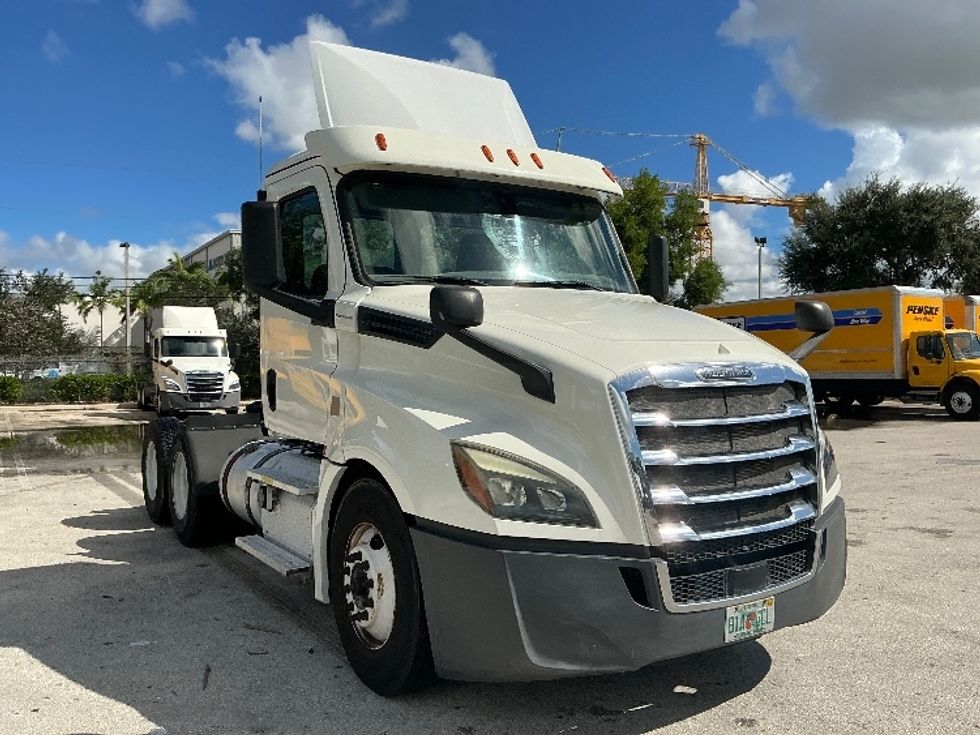 Day Cab Tractor-Heavy Duty Tractors-Freightliner-2019-T12664ST-Pompano Beach-FL-252,810\n\t\tmiles-$ 50,500 - Image 1