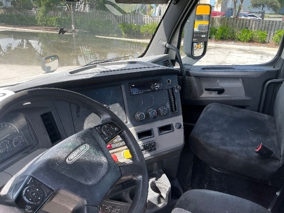 Day Cab Tractor-Heavy Duty Tractors-Freightliner-2019-T12664ST-Pompano Beach-FL-252,810\n\t\tmiles-$ 50,500 - Image 10