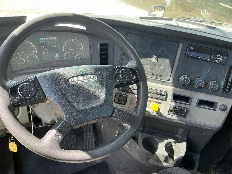 Day Cab Tractor-Heavy Duty Tractors-Freightliner-2019-T12664ST-Pompano Beach-FL-252,810\n\t\tmiles-$ 50,500 - Image 11