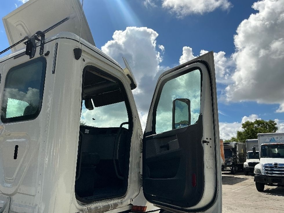 Day Cab Tractor-Heavy Duty Tractors-Freightliner-2019-T12664ST-Pompano Beach-FL-252,810\n\t\tmiles-$ 50,500 - Image 12