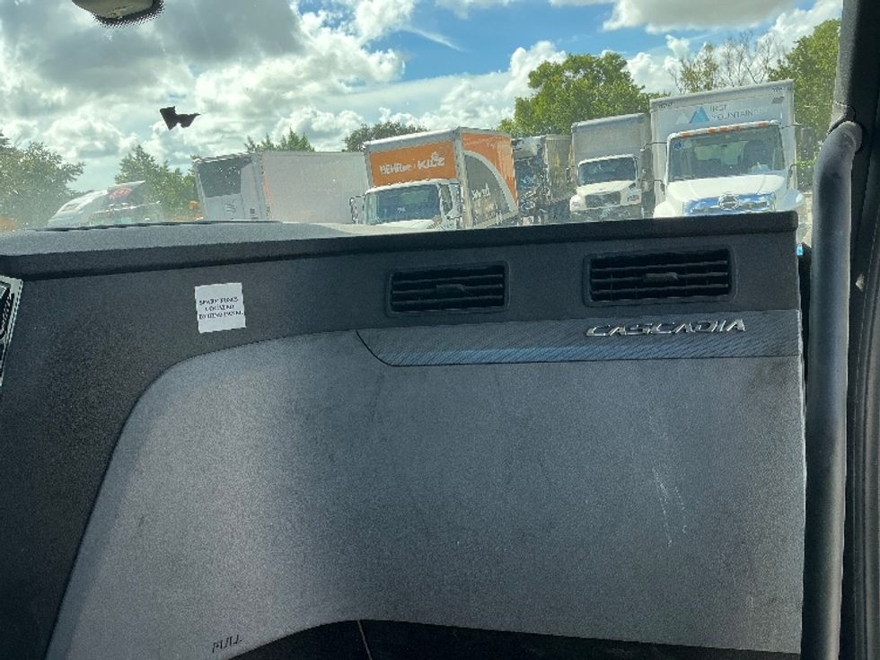 Day Cab Tractor-Heavy Duty Tractors-Freightliner-2019-T12664ST-Pompano Beach-FL-252,810\n\t\tmiles-$ 50,500 - Image 13