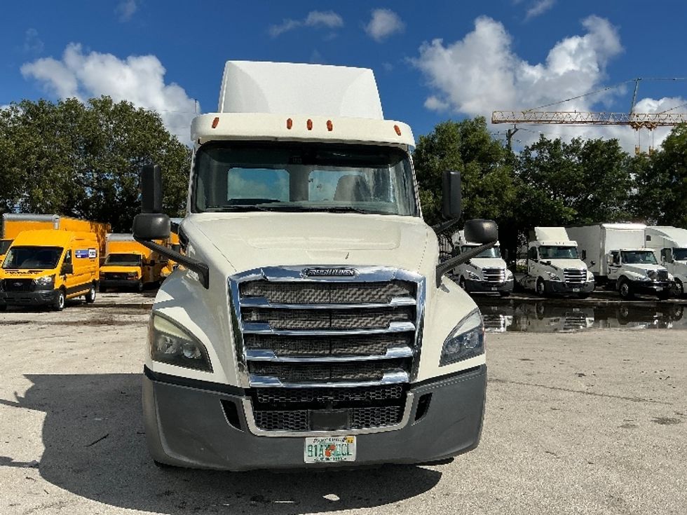 Day Cab Tractor-Heavy Duty Tractors-Freightliner-2019-T12664ST-Pompano Beach-FL-252,810\n\t\tmiles-$ 50,500 - Image 2