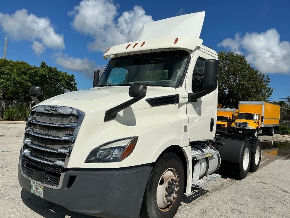 Day Cab Tractor-Heavy Duty Tractors-Freightliner-2019-T12664ST-Pompano Beach-FL-252,810\n\t\tmiles-$ 50,500 - Image 3