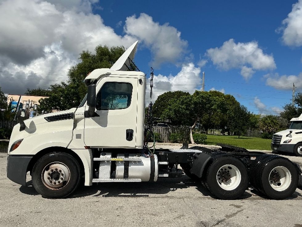 Day Cab Tractor-Heavy Duty Tractors-Freightliner-2019-T12664ST-Pompano Beach-FL-252,810\n\t\tmiles-$ 50,500 - Image 4