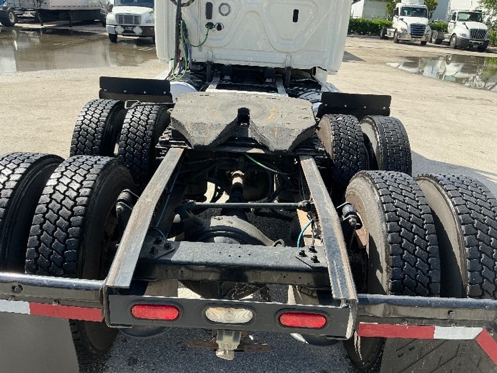 Day Cab Tractor-Heavy Duty Tractors-Freightliner-2019-T12664ST-Pompano Beach-FL-252,810\n\t\tmiles-$ 50,500 - Image 6