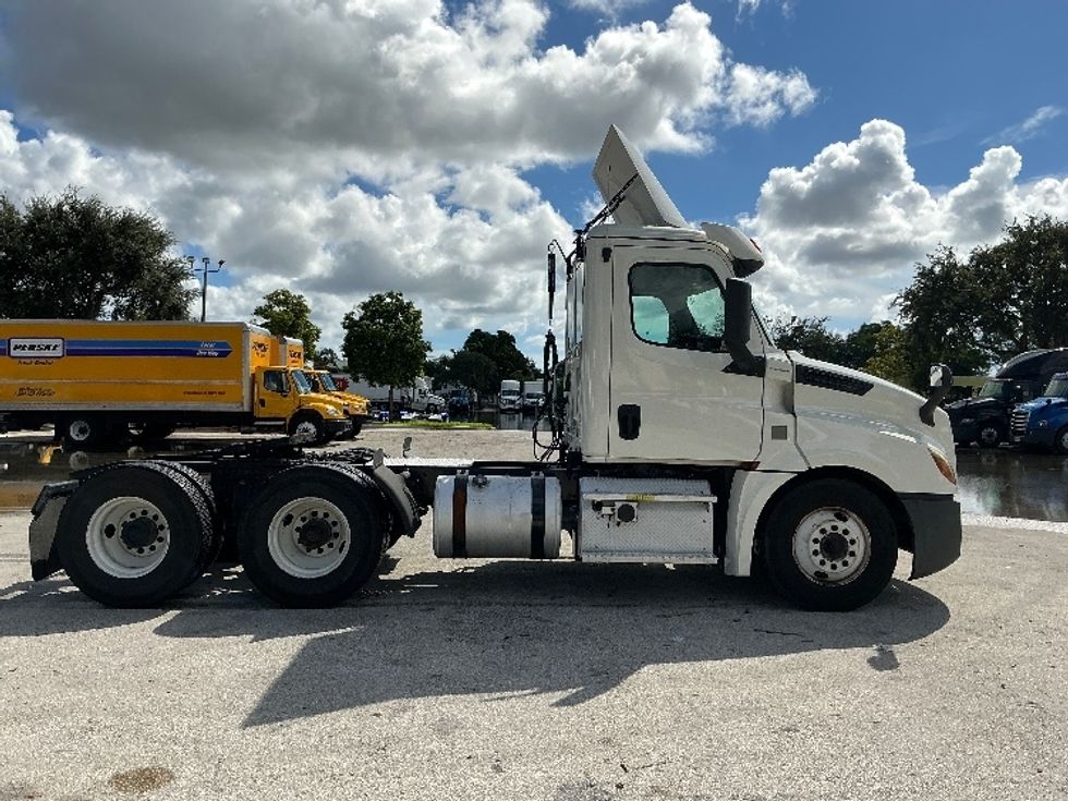 Day Cab Tractor-Heavy Duty Tractors-Freightliner-2019-T12664ST-Pompano Beach-FL-252,810\n\t\tmiles-$ 50,500 - Image 8