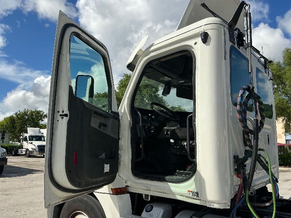 Day Cab Tractor-Heavy Duty Tractors-Freightliner-2019-T12664ST-Pompano Beach-FL-252,810\n\t\tmiles-$ 50,500 - Image 9