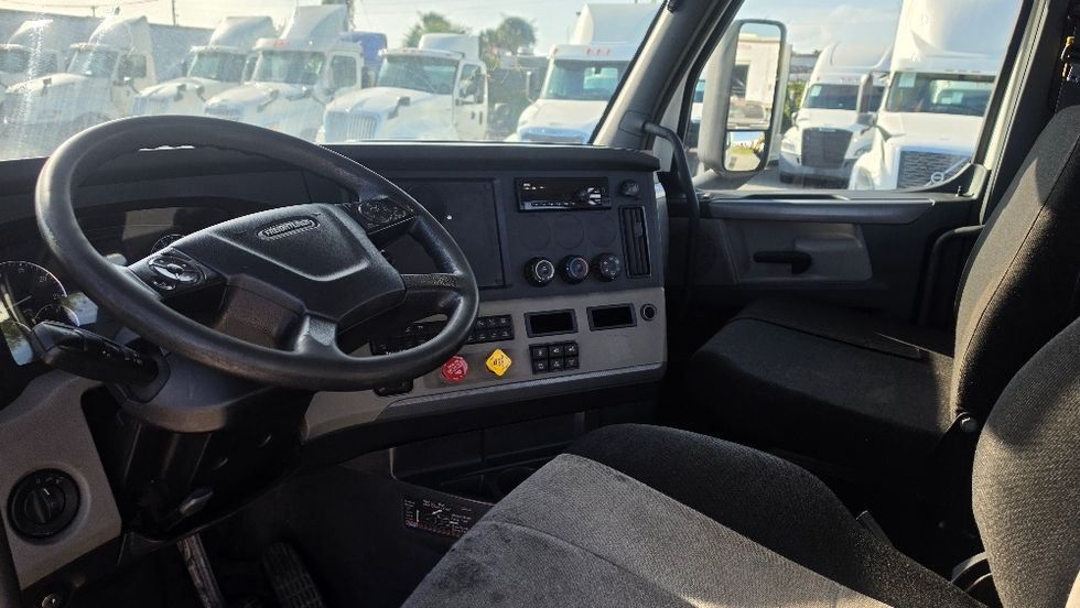 Day Cab Tractor-Heavy Duty Tractors-Freightliner-2019-T12664ST-Pompano Beach-FL-258,552\n\t\tmiles-$ 50,250 - Image 10