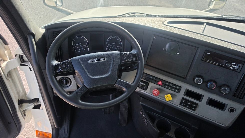Day Cab Tractor-Heavy Duty Tractors-Freightliner-2019-T12664ST-Pompano Beach-FL-258,552\n\t\tmiles-$ 50,250 - Image 11