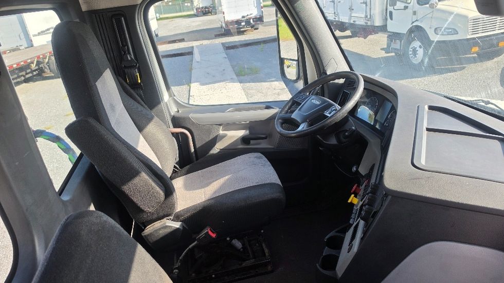 Day Cab Tractor-Heavy Duty Tractors-Freightliner-2019-T12664ST-Pompano Beach-FL-258,552\n\t\tmiles-$ 50,250 - Image 14