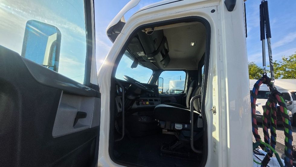 Day Cab Tractor-Heavy Duty Tractors-Freightliner-2019-T12664ST-Pompano Beach-FL-258,552\n\t\tmiles-$ 50,250 - Image 9