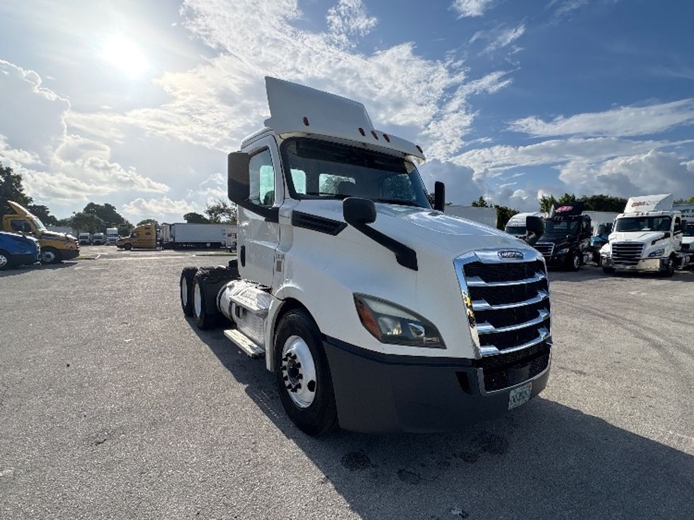 Day Cab Tractor-Heavy Duty Tractors-Freightliner-2019-T12664ST-Pompano Beach-FL-265,257\n\t\tmiles-$ 48,250 - Image 1