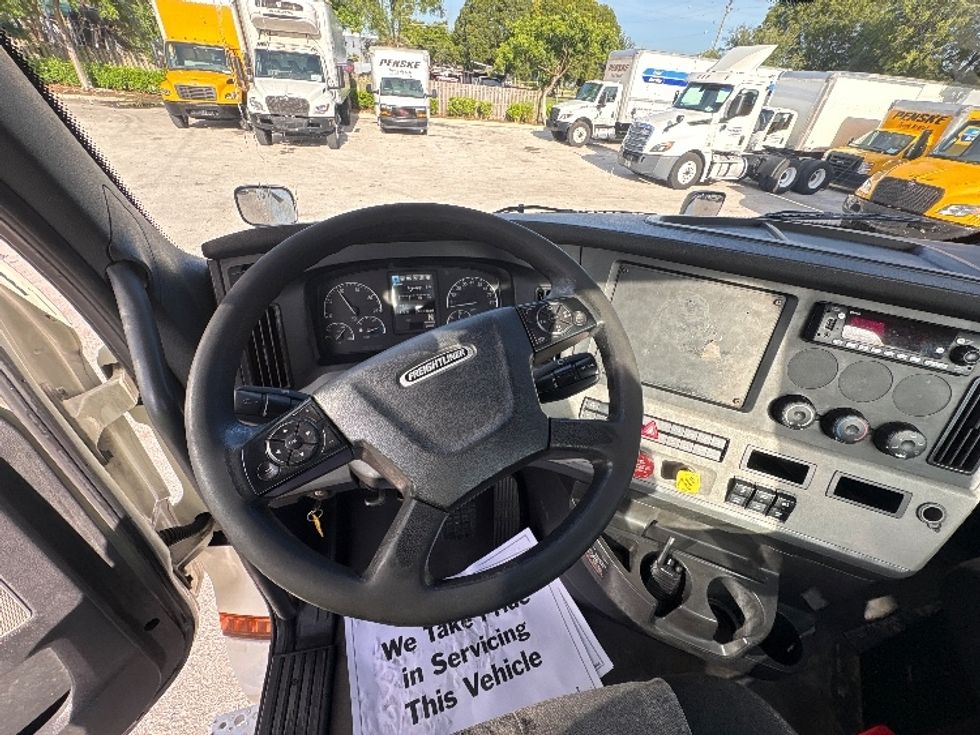 Day Cab Tractor-Heavy Duty Tractors-Freightliner-2019-T12664ST-Pompano Beach-FL-265,257\n\t\tmiles-$ 48,250 - Image 11