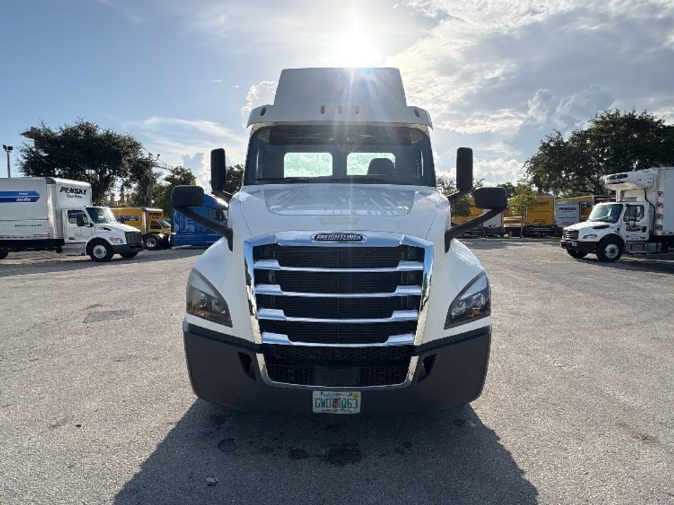 Day Cab Tractor-Heavy Duty Tractors-Freightliner-2019-T12664ST-Pompano Beach-FL-265,257\n\t\tmiles-$ 48,250 - Image 2