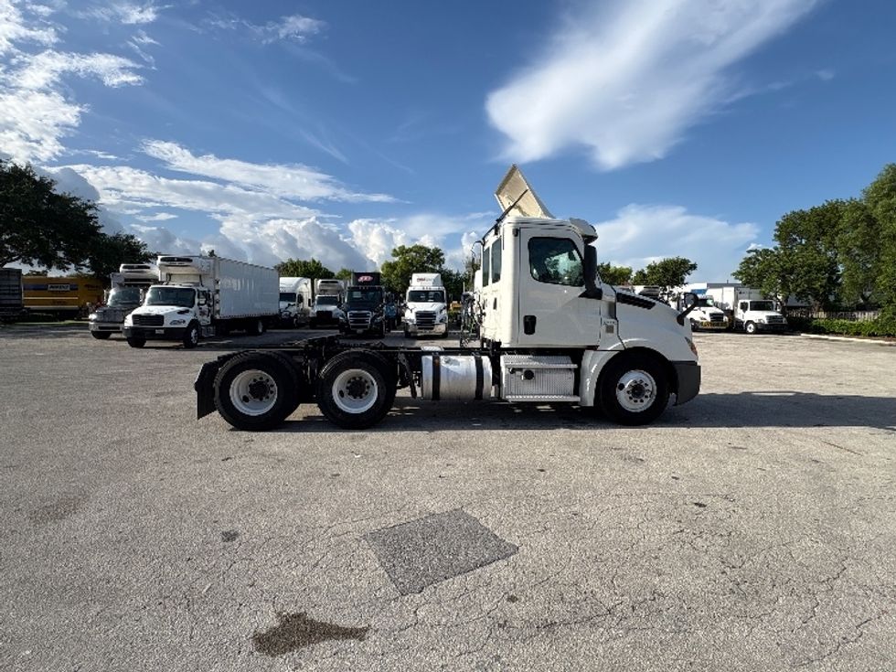 Day Cab Tractor-Heavy Duty Tractors-Freightliner-2019-T12664ST-Pompano Beach-FL-265,257\n\t\tmiles-$ 48,250 - Image 8