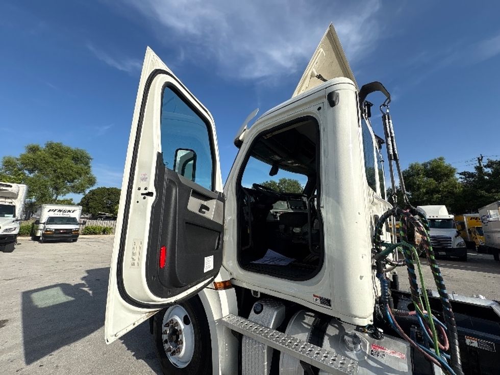 Day Cab Tractor-Heavy Duty Tractors-Freightliner-2019-T12664ST-Pompano Beach-FL-265,257\n\t\tmiles-$ 48,250 - Image 9