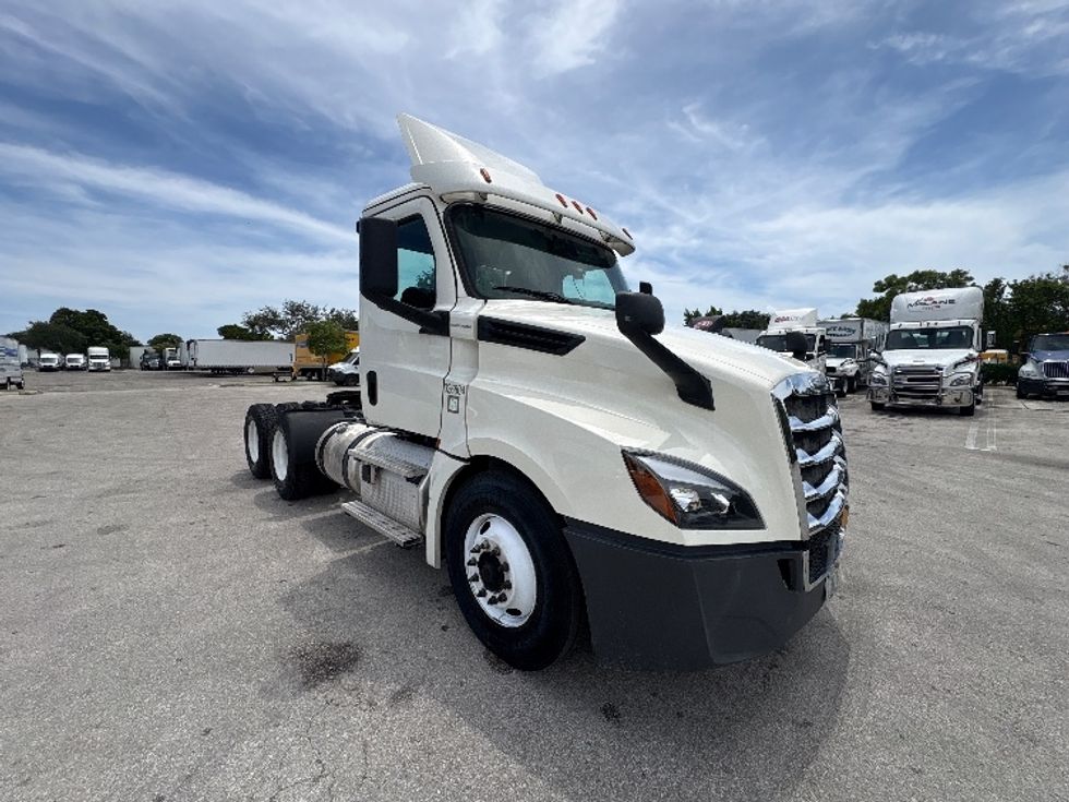 Day Cab Tractor-Heavy Duty Tractors-Freightliner-2019-T12664ST-Pompano Beach-FL-274,148\n\t\tmiles-$ 48,500 - Image 1