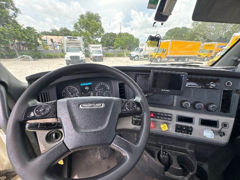 Day Cab Tractor-Heavy Duty Tractors-Freightliner-2019-T12664ST-Pompano Beach-FL-274,148\n\t\tmiles-$ 48,500 - Image 11