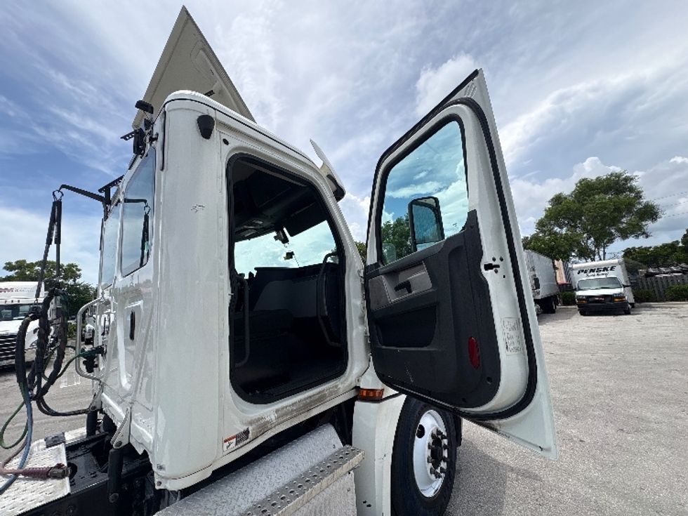 Day Cab Tractor-Heavy Duty Tractors-Freightliner-2019-T12664ST-Pompano Beach-FL-274,148\n\t\tmiles-$ 48,500 - Image 12