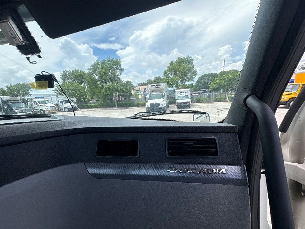 Day Cab Tractor-Heavy Duty Tractors-Freightliner-2019-T12664ST-Pompano Beach-FL-274,148\n\t\tmiles-$ 48,500 - Image 13