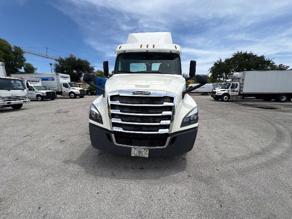Day Cab Tractor-Heavy Duty Tractors-Freightliner-2019-T12664ST-Pompano Beach-FL-274,148\n\t\tmiles-$ 48,500 - Image 2