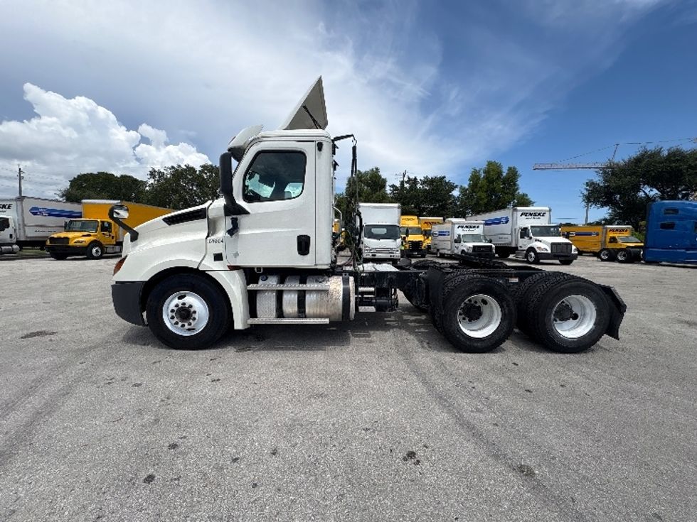 Day Cab Tractor-Heavy Duty Tractors-Freightliner-2019-T12664ST-Pompano Beach-FL-274,148\n\t\tmiles-$ 48,500 - Image 4
