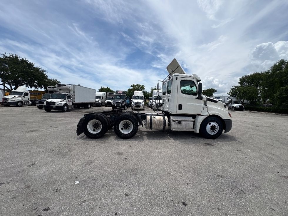 Day Cab Tractor-Heavy Duty Tractors-Freightliner-2019-T12664ST-Pompano Beach-FL-274,148\n\t\tmiles-$ 48,500 - Image 8