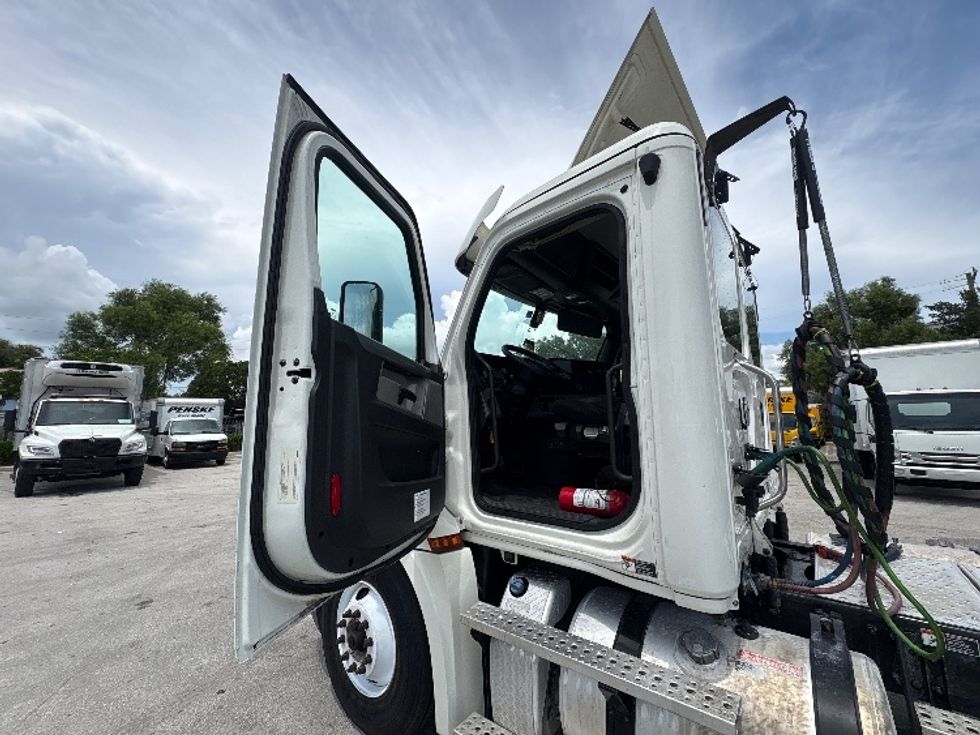 Day Cab Tractor-Heavy Duty Tractors-Freightliner-2019-T12664ST-Pompano Beach-FL-274,148\n\t\tmiles-$ 48,500 - Image 9