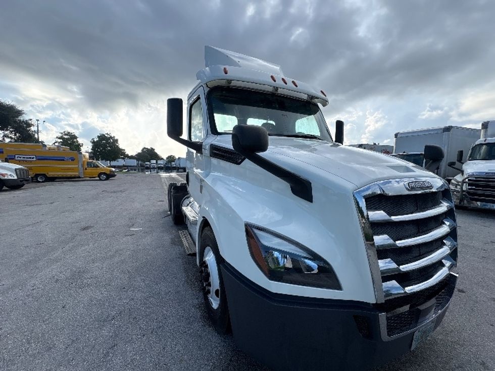 Day Cab Tractor-Heavy Duty Tractors-Freightliner-2019-T12664ST-Pompano Beach-FL-281,189\n\t\tmiles-$ 52,000 - Image 1