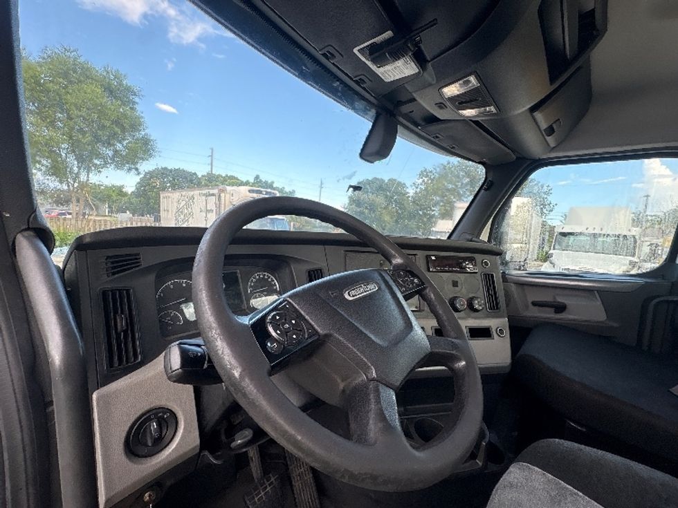 Day Cab Tractor-Heavy Duty Tractors-Freightliner-2019-T12664ST-Pompano Beach-FL-281,189\n\t\tmiles-$ 52,000 - Image 10