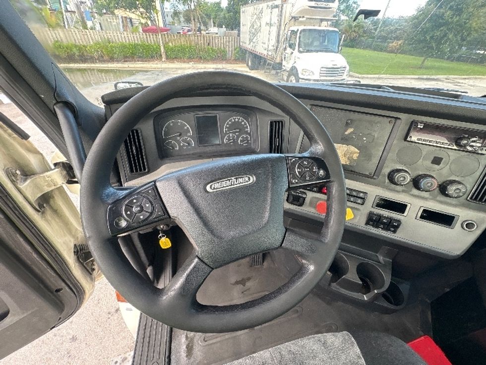 Day Cab Tractor-Heavy Duty Tractors-Freightliner-2019-T12664ST-Pompano Beach-FL-281,189\n\t\tmiles-$ 52,000 - Image 11
