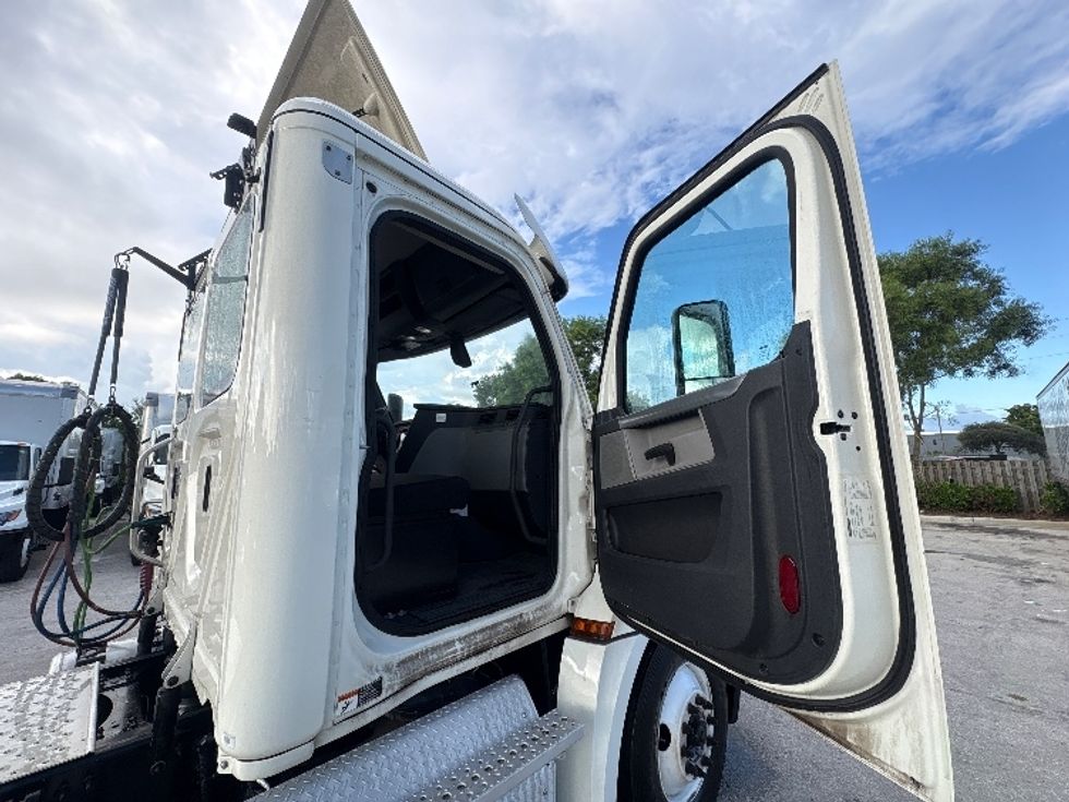 Day Cab Tractor-Heavy Duty Tractors-Freightliner-2019-T12664ST-Pompano Beach-FL-281,189\n\t\tmiles-$ 52,000 - Image 12