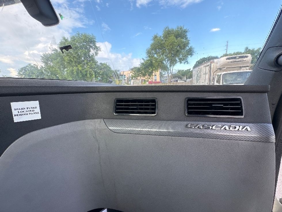Day Cab Tractor-Heavy Duty Tractors-Freightliner-2019-T12664ST-Pompano Beach-FL-281,189\n\t\tmiles-$ 52,000 - Image 13