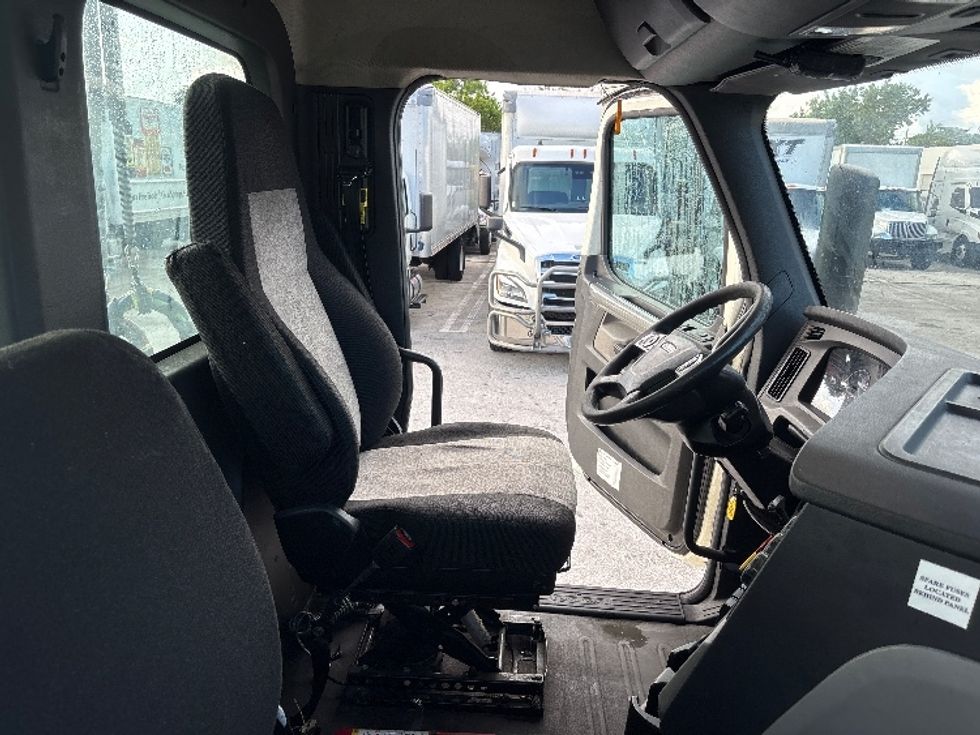 Day Cab Tractor-Heavy Duty Tractors-Freightliner-2019-T12664ST-Pompano Beach-FL-281,189\n\t\tmiles-$ 52,000 - Image 14