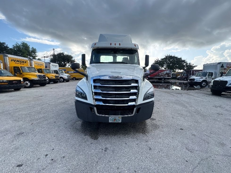 Day Cab Tractor-Heavy Duty Tractors-Freightliner-2019-T12664ST-Pompano Beach-FL-281,189\n\t\tmiles-$ 52,000 - Image 2