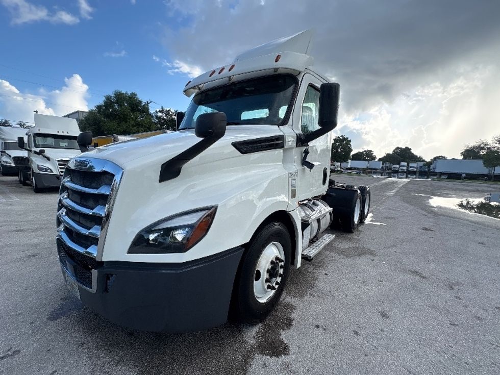 Day Cab Tractor-Heavy Duty Tractors-Freightliner-2019-T12664ST-Pompano Beach-FL-281,189\n\t\tmiles-$ 52,000 - Image 3