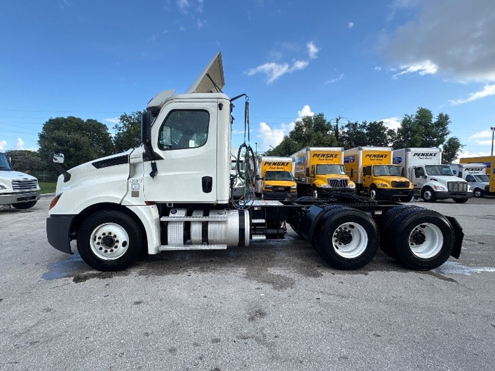 Day Cab Tractor-Heavy Duty Tractors-Freightliner-2019-T12664ST-Pompano Beach-FL-281,189\n\t\tmiles-$ 52,000 - Image 4
