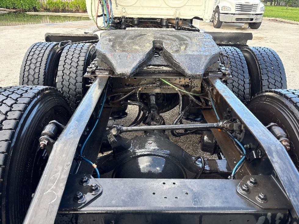 Day Cab Tractor-Heavy Duty Tractors-Freightliner-2019-T12664ST-Pompano Beach-FL-281,189\n\t\tmiles-$ 52,000 - Image 6