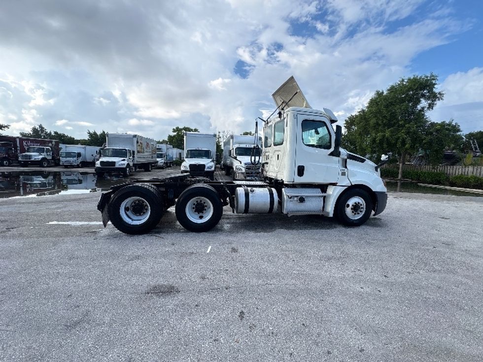 Day Cab Tractor-Heavy Duty Tractors-Freightliner-2019-T12664ST-Pompano Beach-FL-281,189\n\t\tmiles-$ 52,000 - Image 8