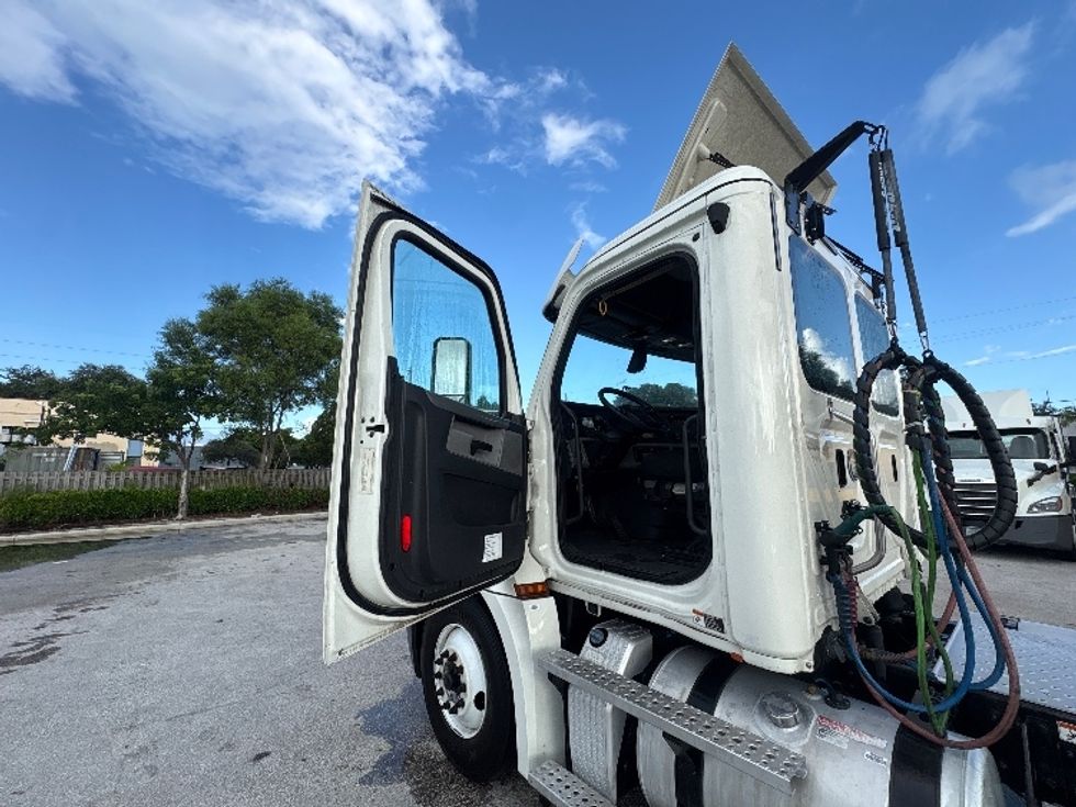 Day Cab Tractor-Heavy Duty Tractors-Freightliner-2019-T12664ST-Pompano Beach-FL-281,189\n\t\tmiles-$ 52,000 - Image 9