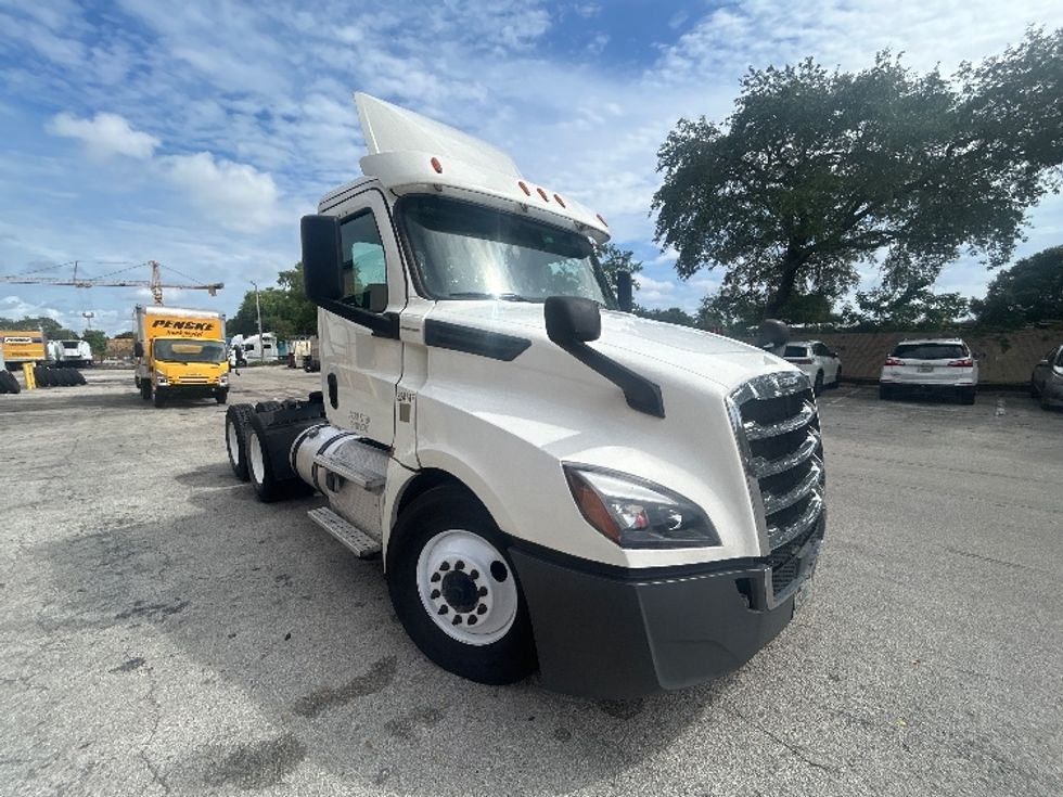 Day Cab Tractor-Heavy Duty Tractors-Freightliner-2019-T12664ST-Pompano Beach-FL-286,448\n\t\tmiles-$ 51,750 - Image 1