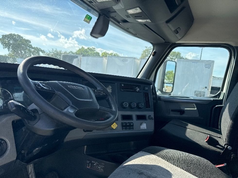 Day Cab Tractor-Heavy Duty Tractors-Freightliner-2019-T12664ST-Pompano Beach-FL-286,448\n\t\tmiles-$ 51,750 - Image 10