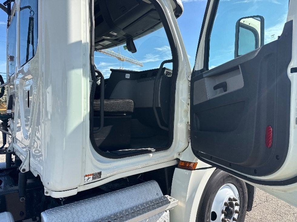 Day Cab Tractor-Heavy Duty Tractors-Freightliner-2019-T12664ST-Pompano Beach-FL-286,448\n\t\tmiles-$ 51,750 - Image 12