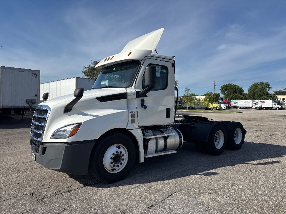 Day Cab Tractor-Heavy Duty Tractors-Freightliner-2019-T12664ST-Pompano Beach-FL-286,448\n\t\tmiles-$ 51,750 - Image 3