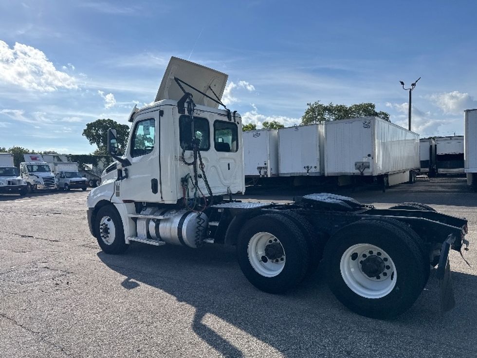 Day Cab Tractor-Heavy Duty Tractors-Freightliner-2019-T12664ST-Pompano Beach-FL-286,448\n\t\tmiles-$ 51,750 - Image 5