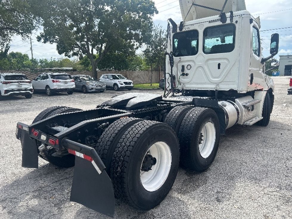 Day Cab Tractor-Heavy Duty Tractors-Freightliner-2019-T12664ST-Pompano Beach-FL-286,448\n\t\tmiles-$ 51,750 - Image 7