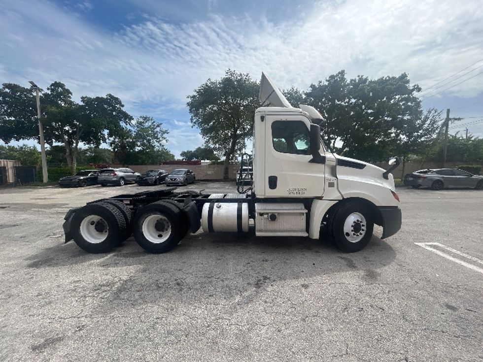 Day Cab Tractor-Heavy Duty Tractors-Freightliner-2019-T12664ST-Pompano Beach-FL-286,448\n\t\tmiles-$ 51,750 - Image 8