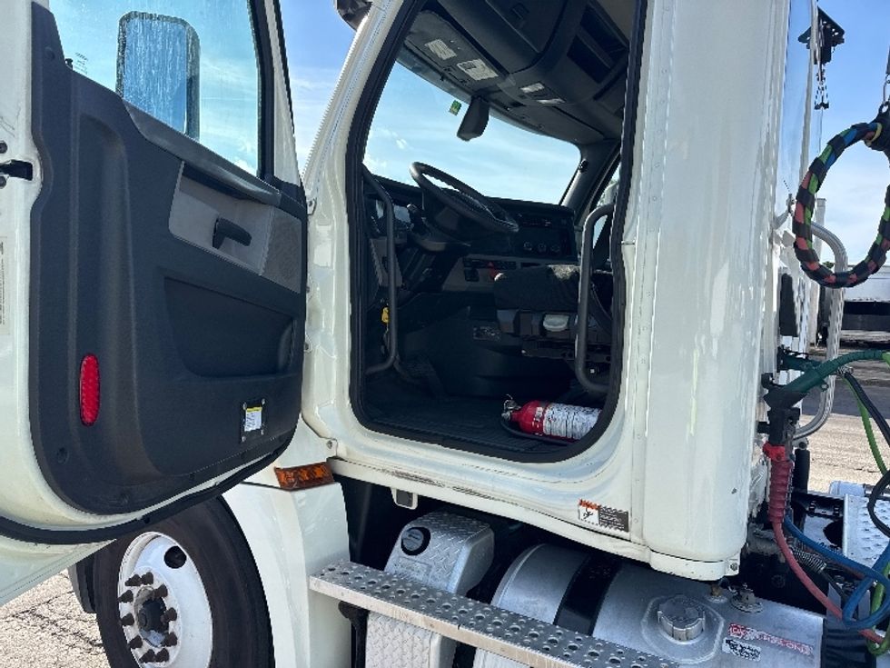 Day Cab Tractor-Heavy Duty Tractors-Freightliner-2019-T12664ST-Pompano Beach-FL-286,448\n\t\tmiles-$ 51,750 - Image 9