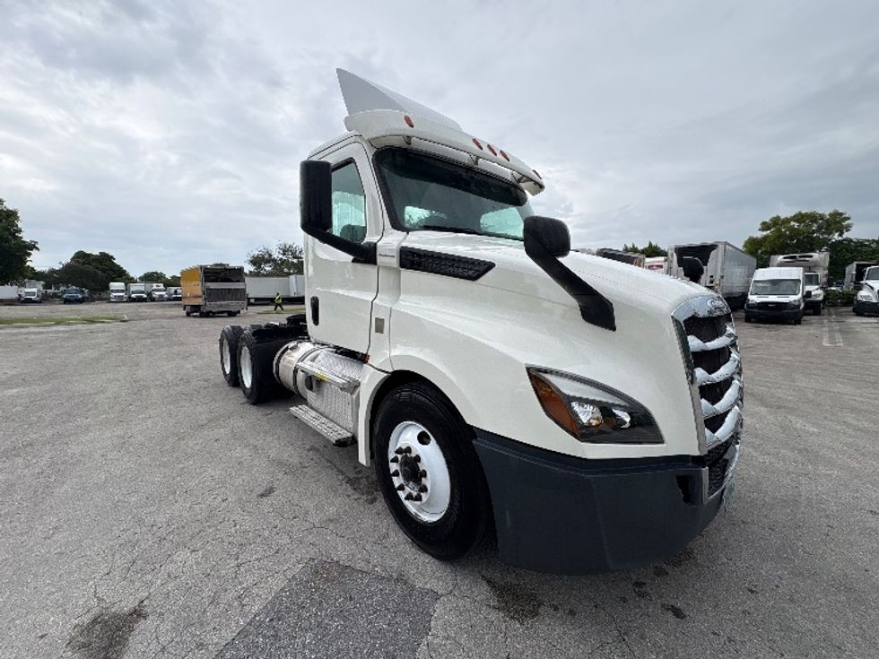 Day Cab Tractor-Heavy Duty Tractors-Freightliner-2019-T12664ST-Pompano Beach-FL-297,915\n\t\tmiles-$ 48,250 - Image 1